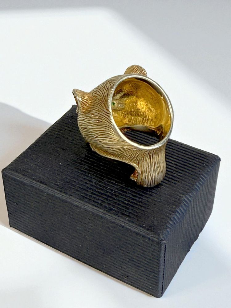RING AUS VERGOLDETEM UND ZISELIERTEM SILBER (925) IN FORM EINES TIGERS MIT SMARAGDGRÜNEN AUGEN