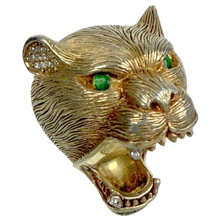RING AUS VERGOLDETEM UND ZISELIERTEM SILBER (925) IN FORM EINES TIGERS MIT SMARAGDGRÜNEN AUGEN