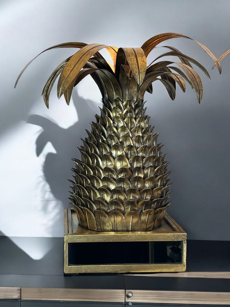 PINEAPPLE-SHAPED LAMP. IN THE "JANSEN 70'S" STYLE IN GILDED METAL