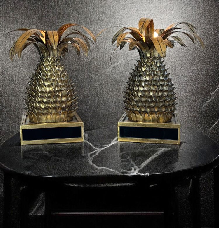 PINEAPPLE-SHAPED LAMP. IN THE "JANSEN 70'S" STYLE IN GILDED METAL