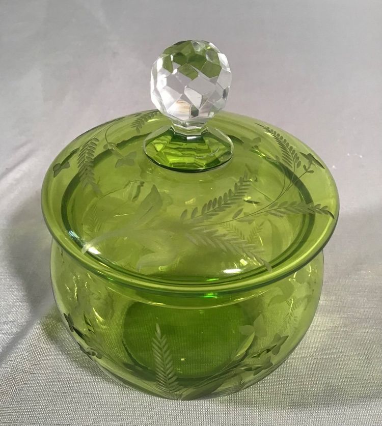 Bonbonnière En Cristal Vert Taillé, 20ème