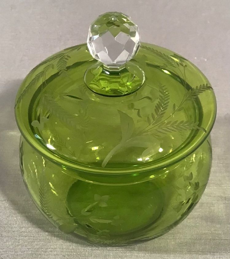 Bonbonnière En Cristal Vert Taillé, 20ème