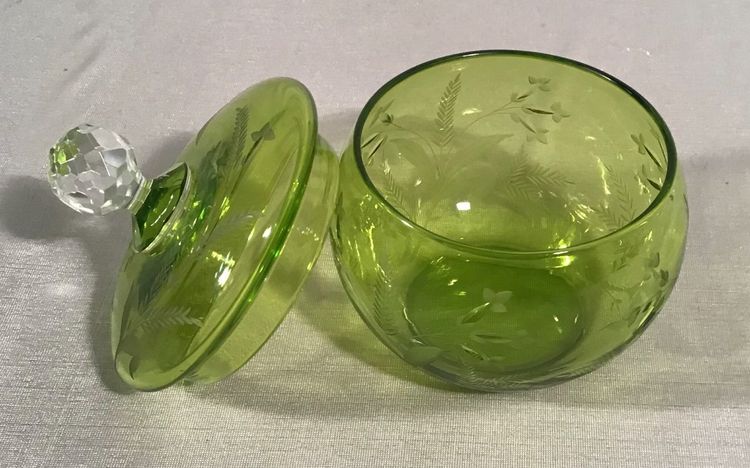 Bonbonnière En Cristal Vert Taillé, 20ème