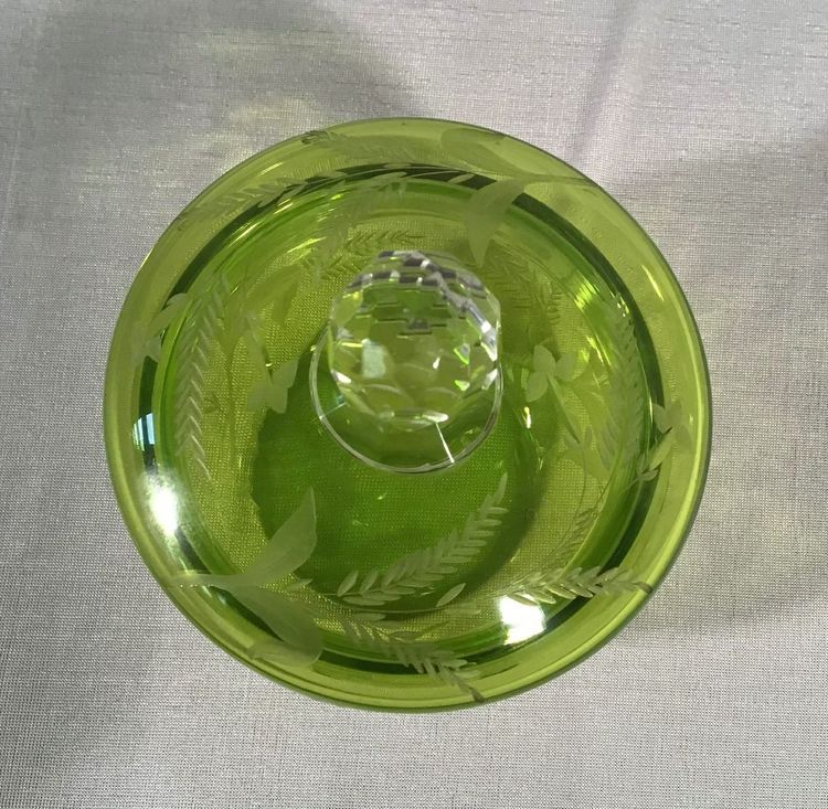 Bonbonnière En Cristal Vert Taillé, 20ème