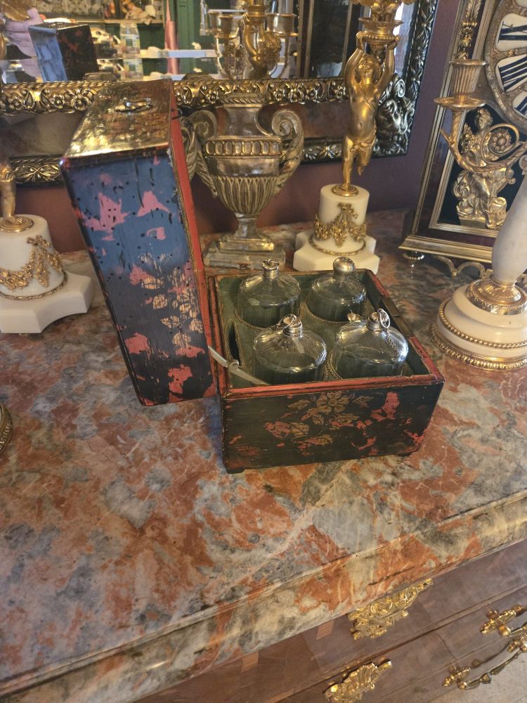 Nécessaire à senteurs en vernis Martin - Paris, Louis XV period, circa 1750.