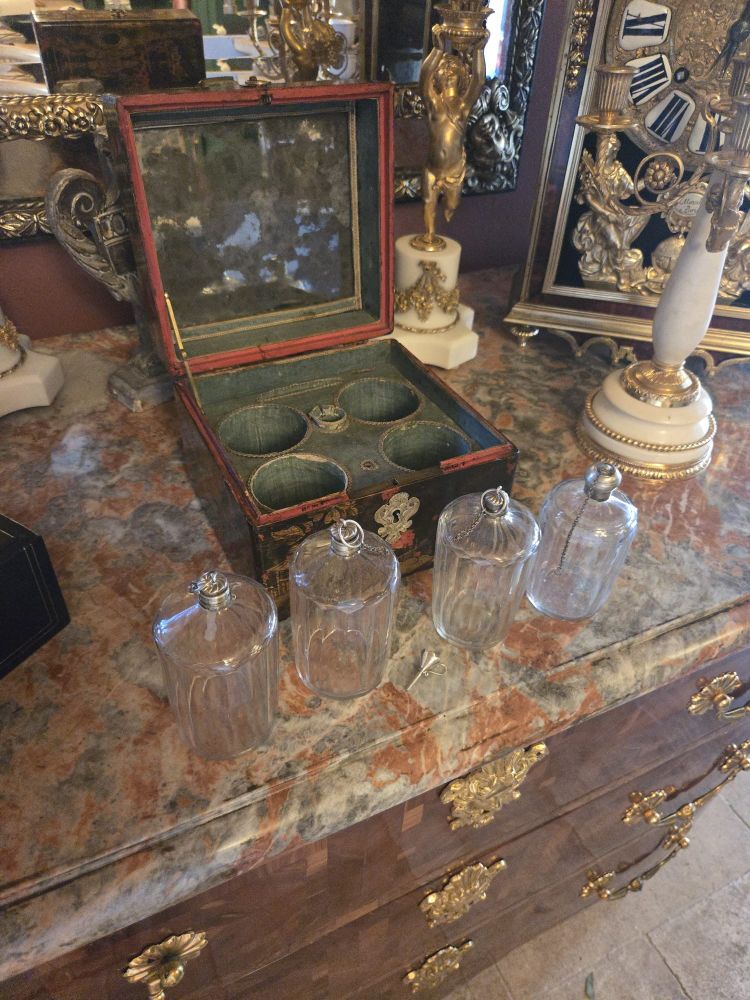 Nécessaire à senteurs en vernis Martin - Paris, Louis XV period, circa 1750.
