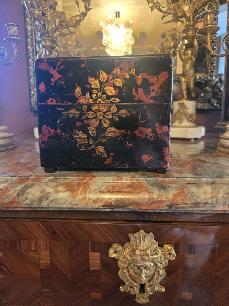 Nécessaire à senteurs en vernis Martin - Paris, Louis XV period, circa 1750.