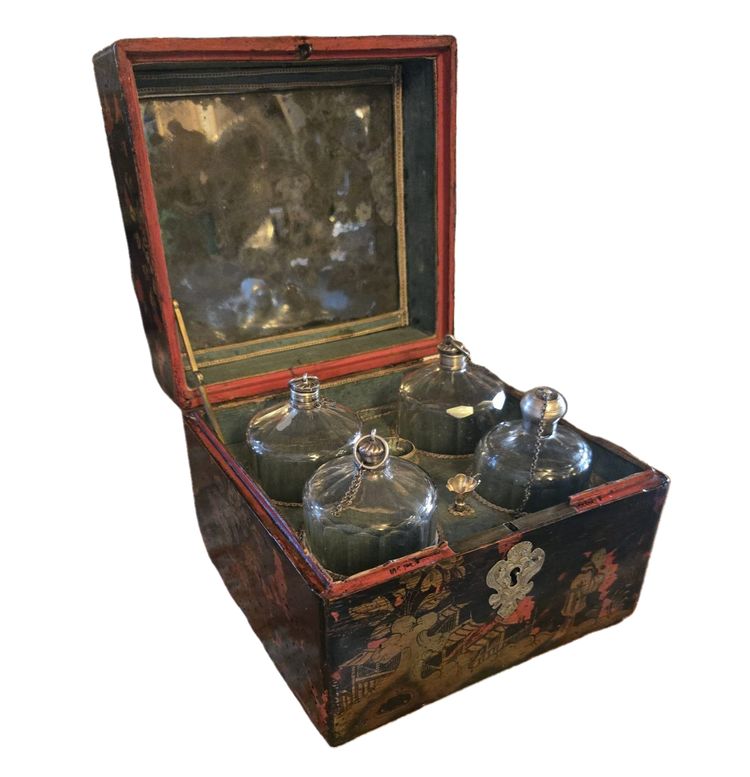 Nécessaire à senteurs en vernis Martin - Paris, Louis XV period, circa 1750.