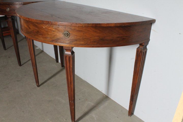 Paire de consoles anciennes en noyer de Parme 1770 . Demi-lune Louis XVI avec pieds à l'étrier. Dimensions 118 x 58