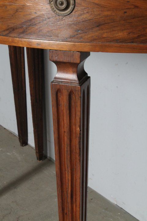 Paire de consoles anciennes en noyer de Parme 1770 . Demi-lune Louis XVI avec pieds à l'étrier. Dimensions 118 x 58