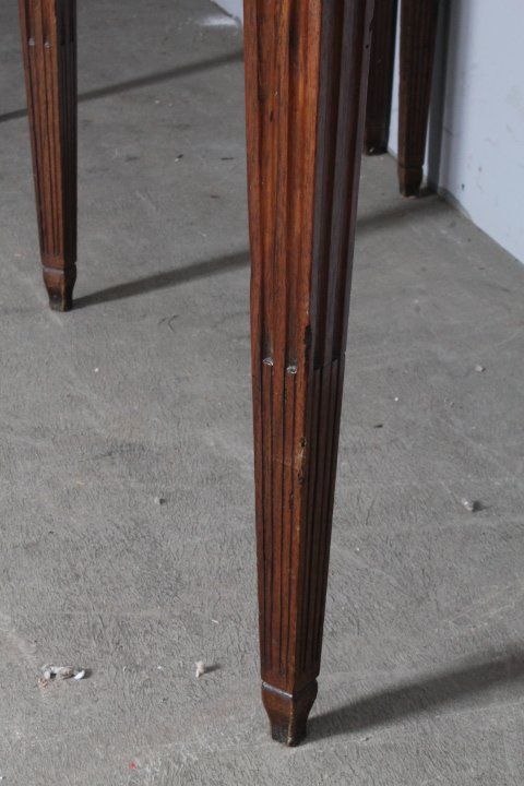 Paire de consoles anciennes en noyer de Parme 1770 . Demi-lune Louis XVI avec pieds à l'étrier. Dimensions 118 x 58