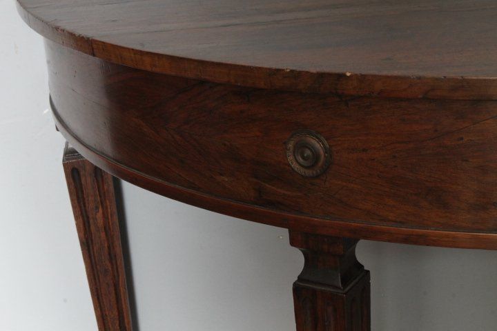 Paire de consoles anciennes en noyer de Parme 1770 . Demi-lune Louis XVI avec pieds à l'étrier. Dimensions 118 x 58