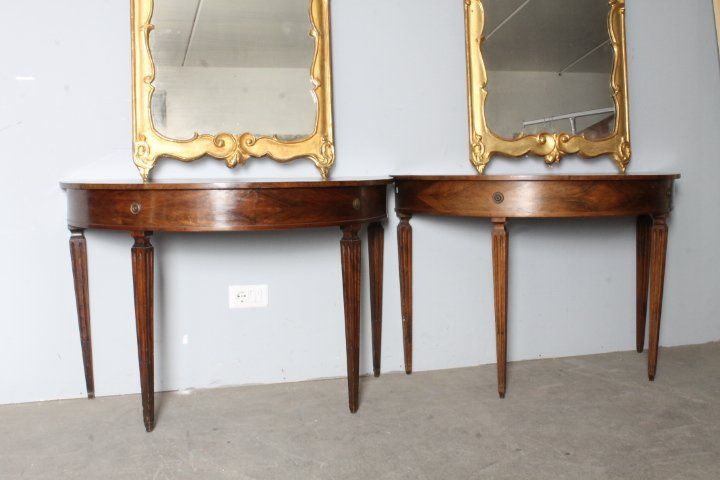Paire de consoles anciennes en noyer de Parme 1770 . Demi-lune Louis XVI avec pieds à l'étrier. Dimensions 118 x 58