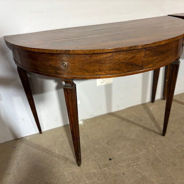 Paire de consoles anciennes en noyer de Parme 1770 . Demi-lune Louis XVI avec pieds à l'étrier. Dimensions 118 x 58