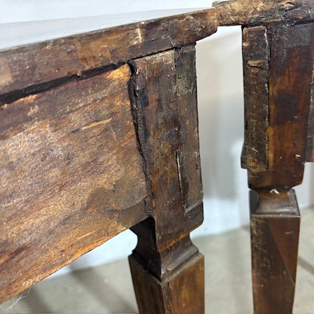 Paire de consoles anciennes en noyer de Parme 1770 . Demi-lune Louis XVI avec pieds à l'étrier. Dimensions 118 x 58