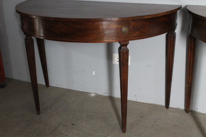 Paire de consoles anciennes en noyer de Parme 1770 . Demi-lune Louis XVI avec pieds à l'étrier. Dimensions 118 x 58