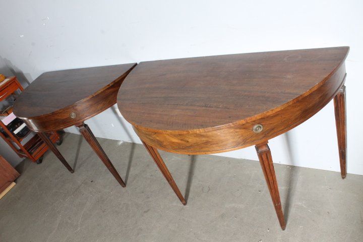 Paire de consoles anciennes en noyer de Parme 1770 . Demi-lune Louis XVI avec pieds à l'étrier. Dimensions 118 x 58