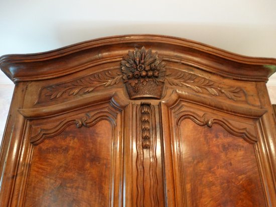  Armoire de château en noyer lyonnaise. France. 18ème. Louis XV. 18jhd. 18th