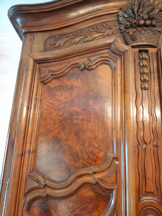  Armoire de château en noyer lyonnaise. France. 18ème. Louis XV. 18jhd. 18th