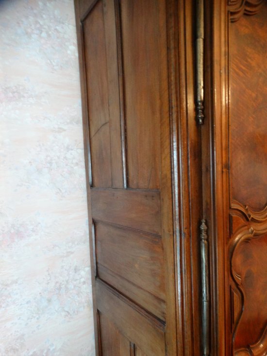  Armoire de château en noyer lyonnaise. France. 18ème. Louis XV. 18jhd. 18th