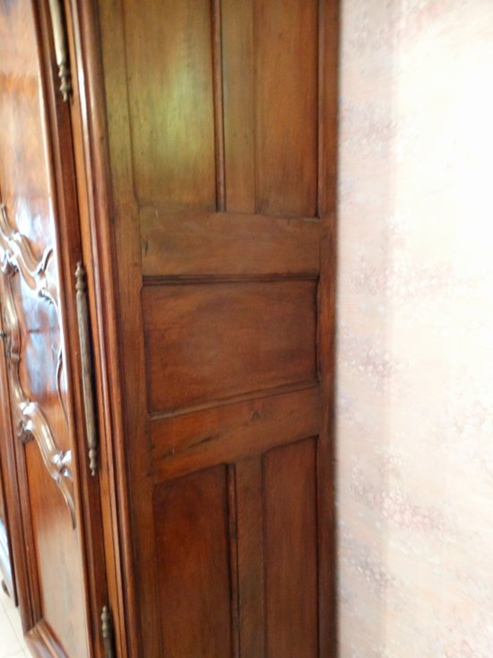  Armoire de château en noyer lyonnaise. France. 18ème. Louis XV. 18jhd. 18th