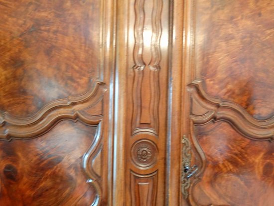  Armoire de château en noyer lyonnaise. France. 18ème. Louis XV. 18jhd. 18th