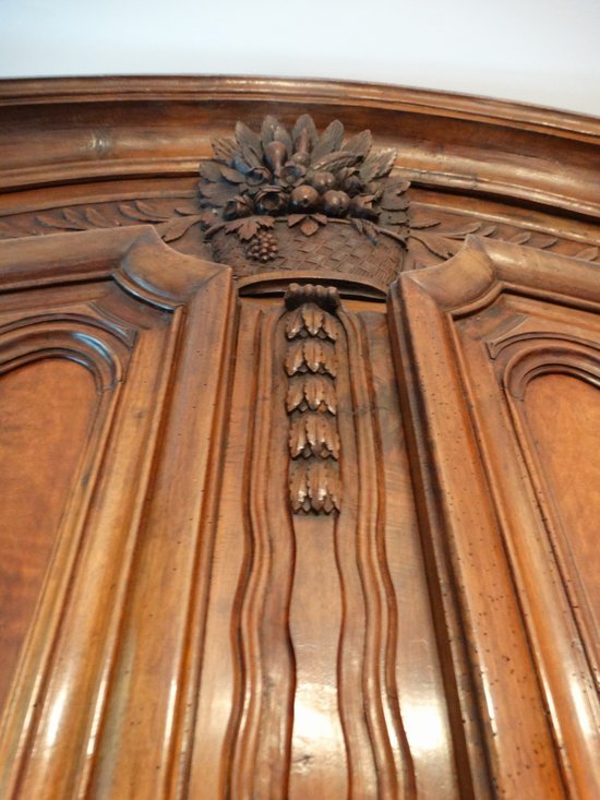  Armoire de château en noyer lyonnaise. France. 18ème. Louis XV. 18jhd. 18th