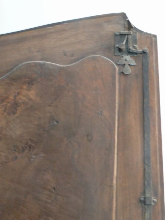  Armoire de château en noyer lyonnaise. France. 18ème. Louis XV. 18jhd. 18th