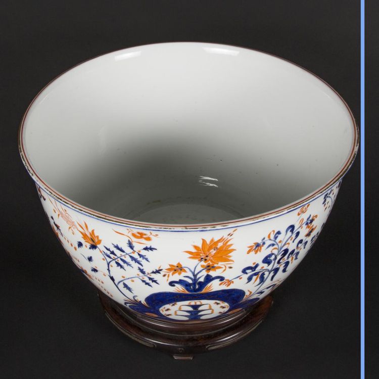 Japanese-style porcelain basin and its base, 19th century