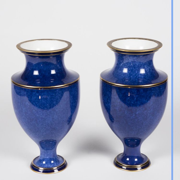Manifattura di Sèvres, coppia di vasi in porcellana blu, XIX secolo
