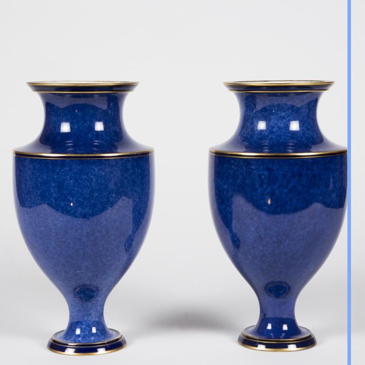 Manifattura di Sèvres, coppia di vasi in porcellana blu, XIX secolo