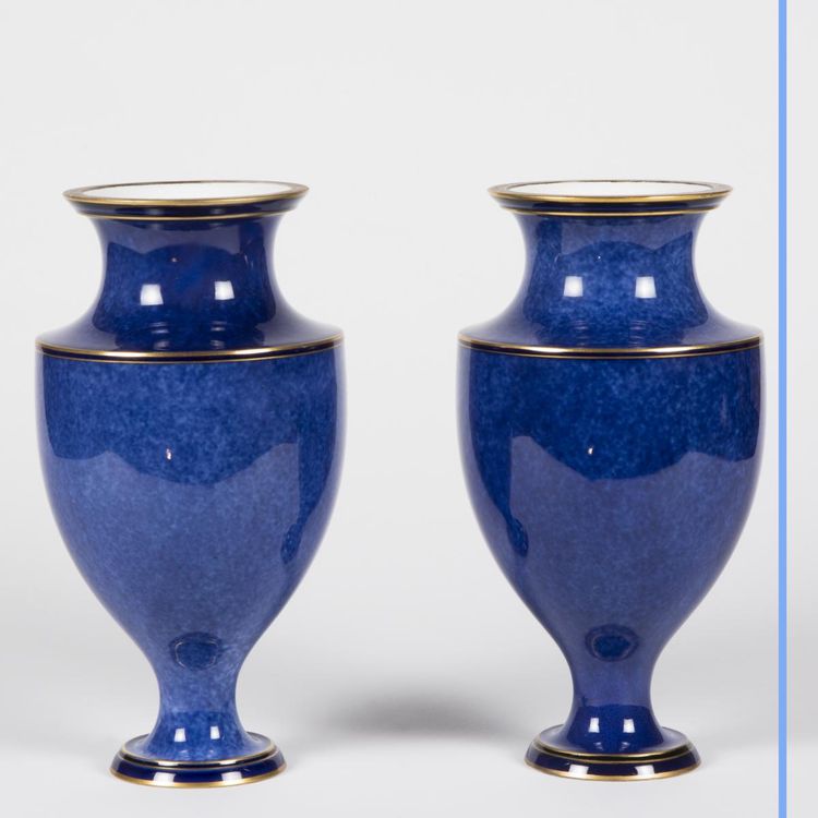 Manifattura di Sèvres, coppia di vasi in porcellana blu, XIX secolo