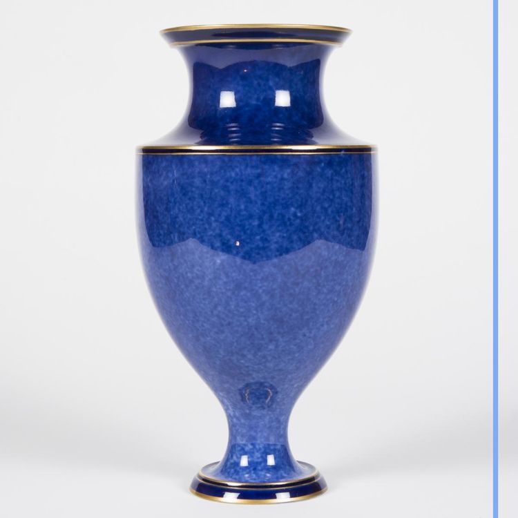 Manifattura di Sèvres, coppia di vasi in porcellana blu, XIX secolo