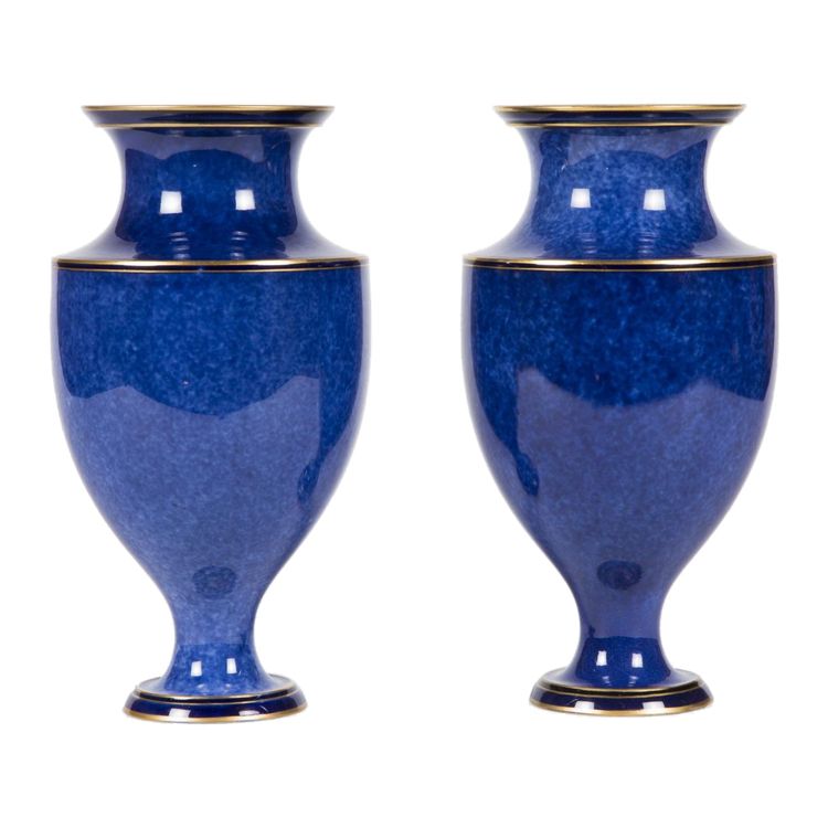 Manifattura di Sèvres, coppia di vasi in porcellana blu, XIX secolo
