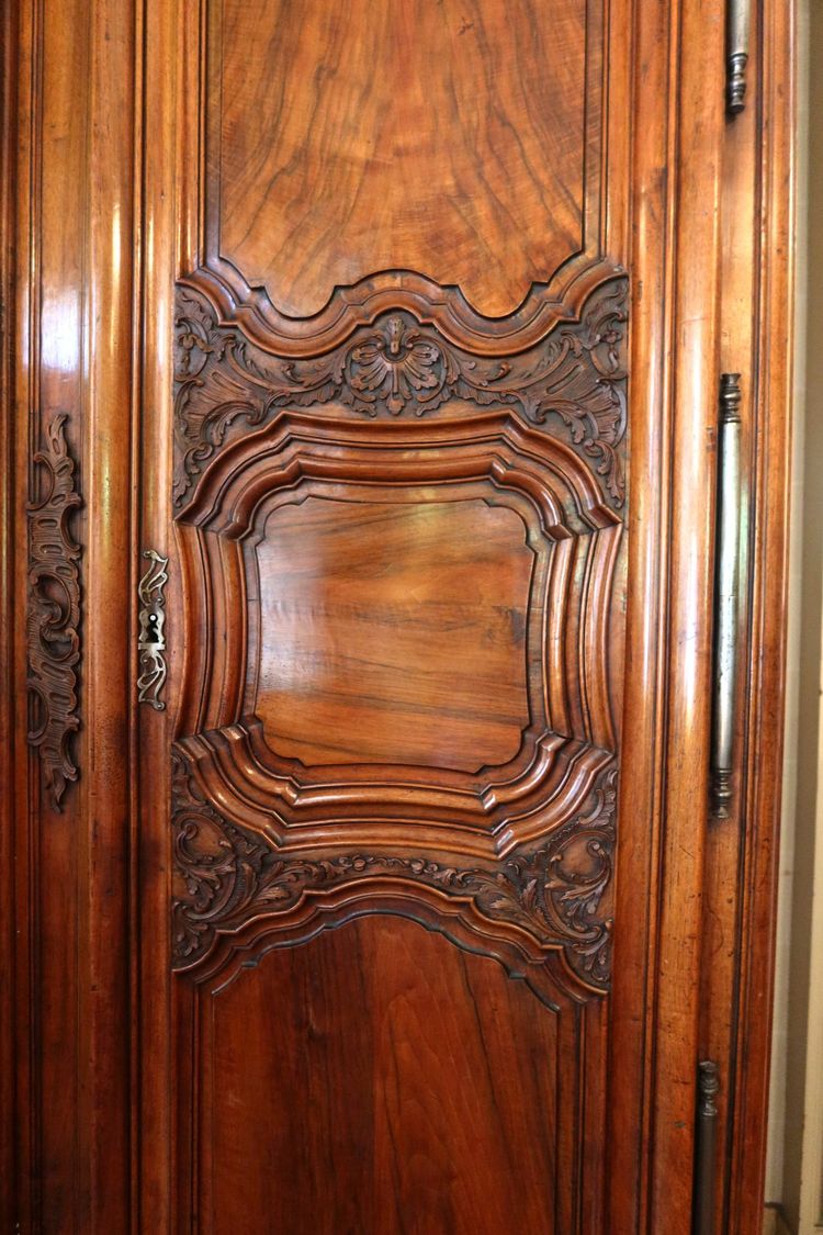 Armadio in noce di Lione, XVIII secolo