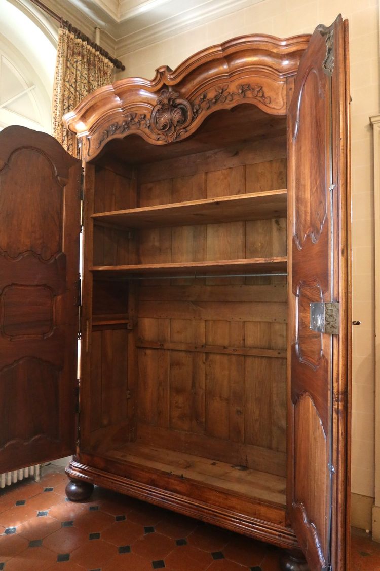 Armadio in noce di Lione, XVIII secolo