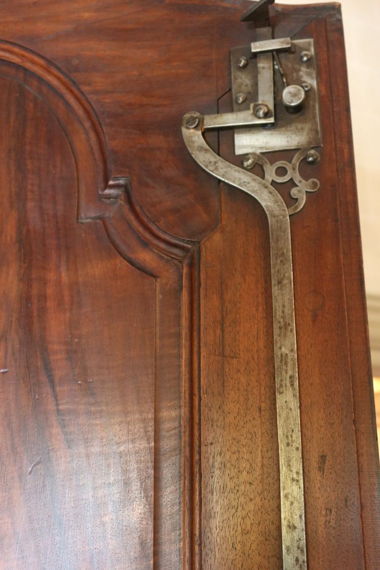 Armadio in noce di Lione, XVIII secolo
