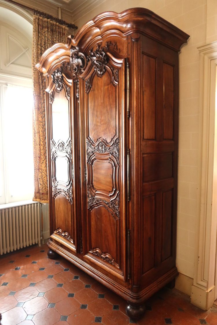 Armadio in noce di Lione, XVIII secolo