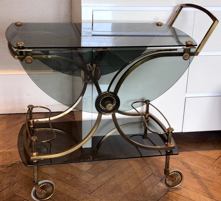 Maison BAGUES ( attribuita a ) Credenza in metallo dorato e cesellato con doppio piano in vetro.  