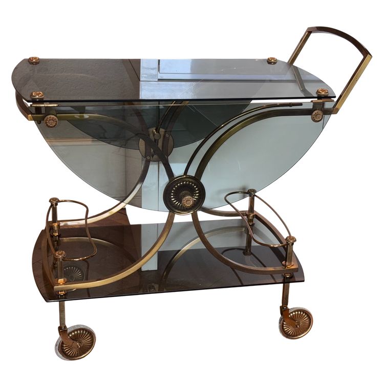 Maison BAGUES ( attribuita a ) Credenza in metallo dorato e cesellato con doppio piano in vetro.  