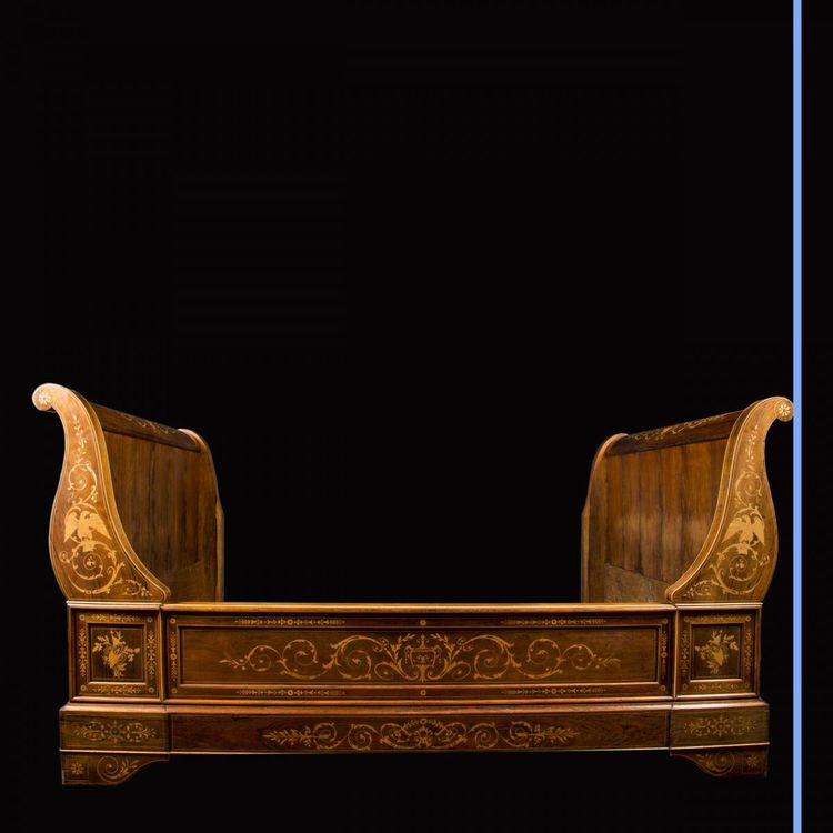 Camera da letto in stile Carlo X con intarsi in legno pregiato, XIX secolo
