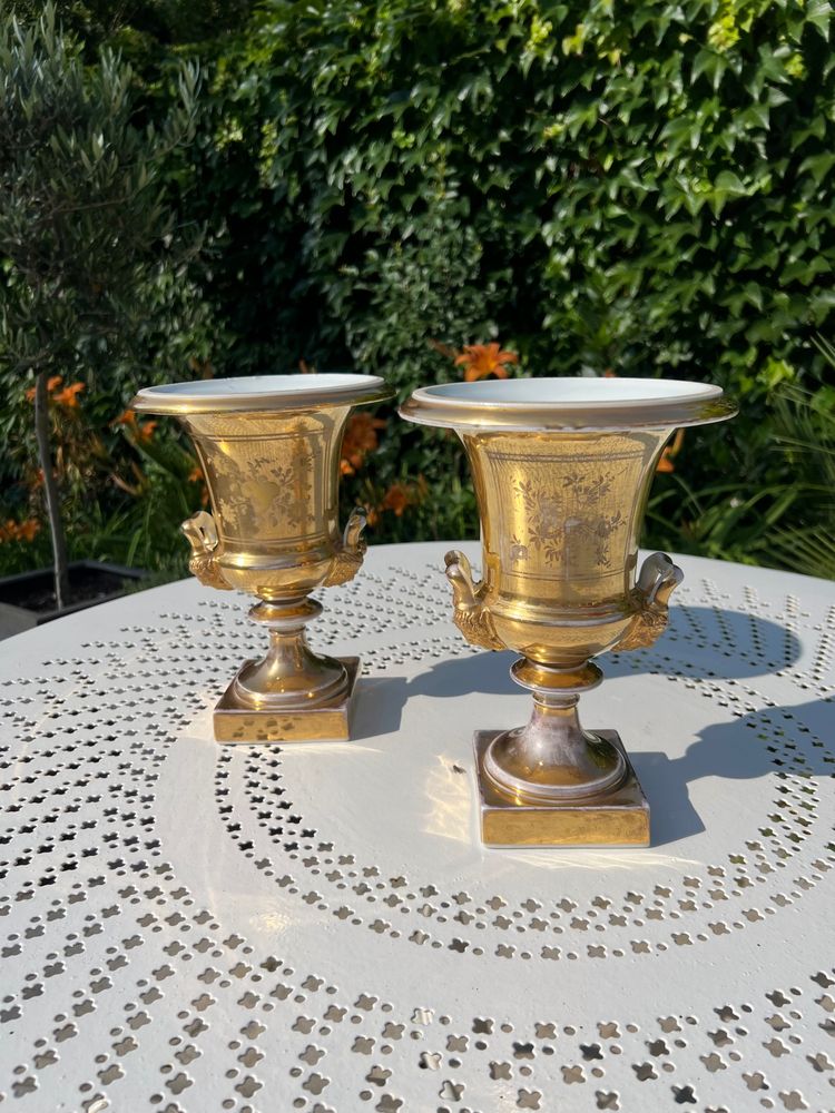 Pair of Medici vases, Paris porcelain, circa 1820