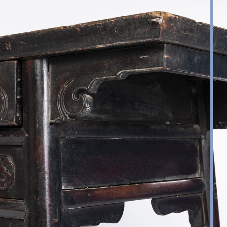 Chine, table console à deux tiroirs en bois sculpté, XIXe