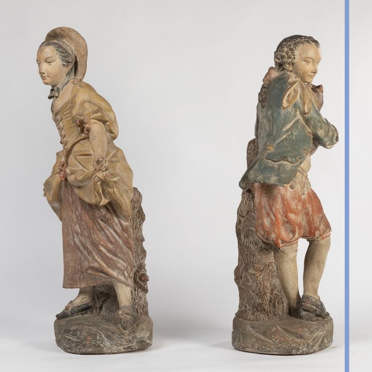 Paire de sculptures en terre cuite sur deux colonnes en bois peint en trompe-l'oeil, XIXe