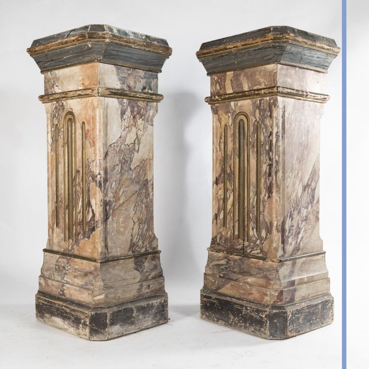 Paire de sculptures en terre cuite sur deux colonnes en bois peint en trompe-l'oeil, XIXe
