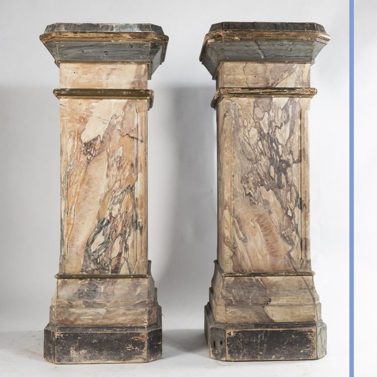 Paire de sculptures en terre cuite sur deux colonnes en bois peint en trompe-l'oeil, XIXe