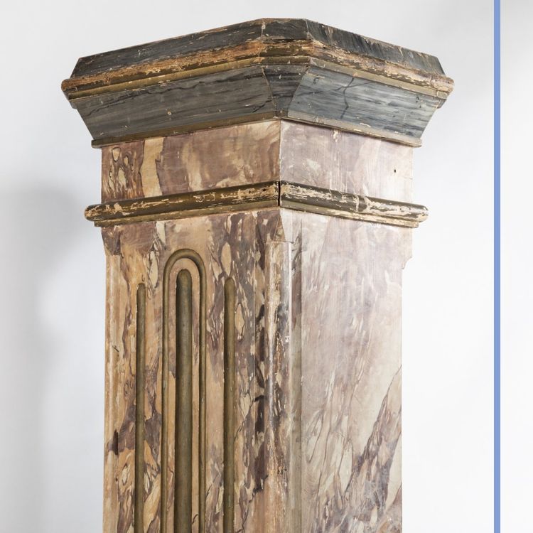 Paire de sculptures en terre cuite sur deux colonnes en bois peint en trompe-l'oeil, XIXe