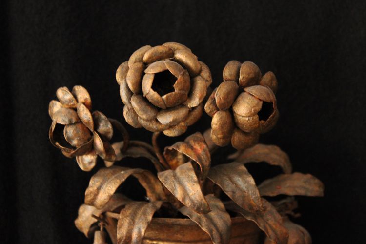 Pair of sconces with gilded wrought-iron flowers, Italy, late 18th c.