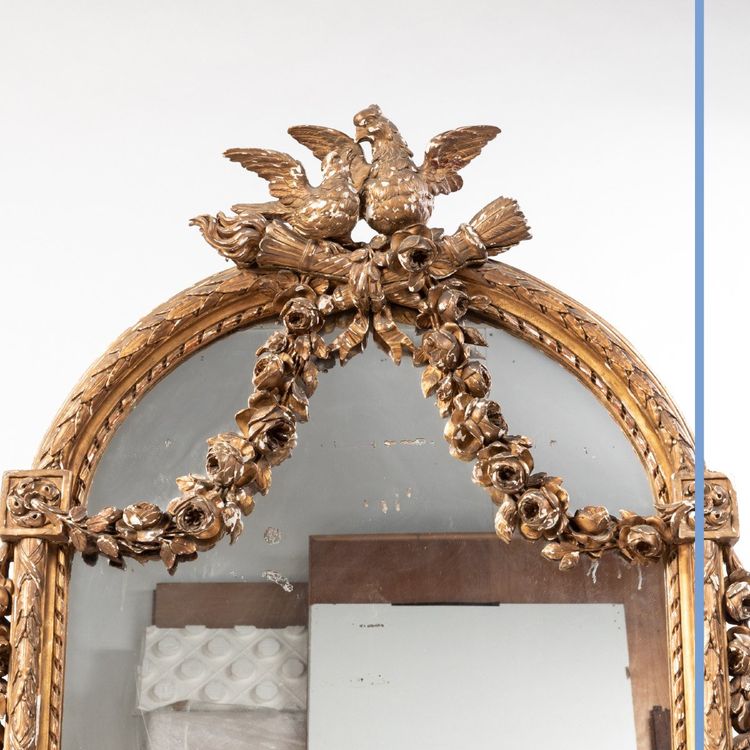 Miroir en bois doré sculpté à décor d'oiseaux et de guirlandes de fleurs, XIXe