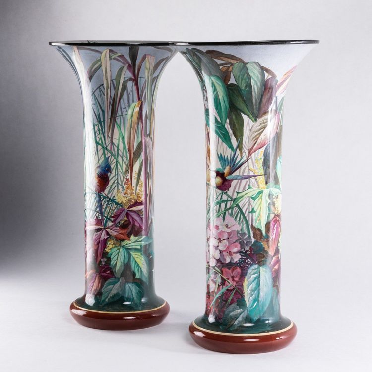 Sarreguemines, Paire de grands vases tubulaires à décor polychrome, XIXe